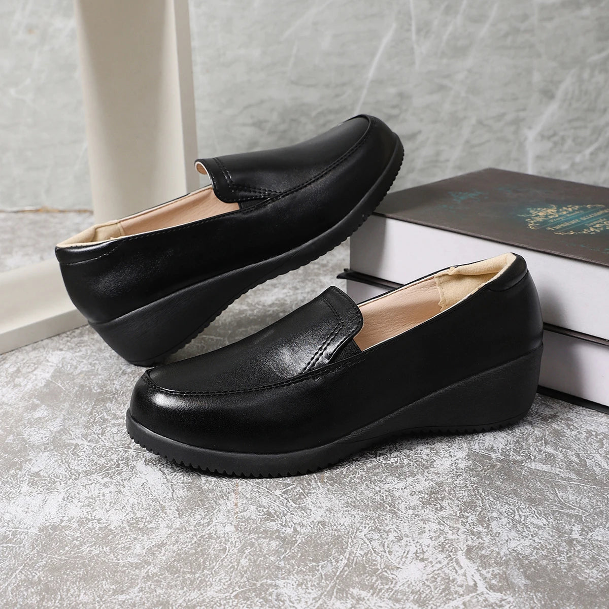 Svarta loafers för dam med kilsula ovanifrån