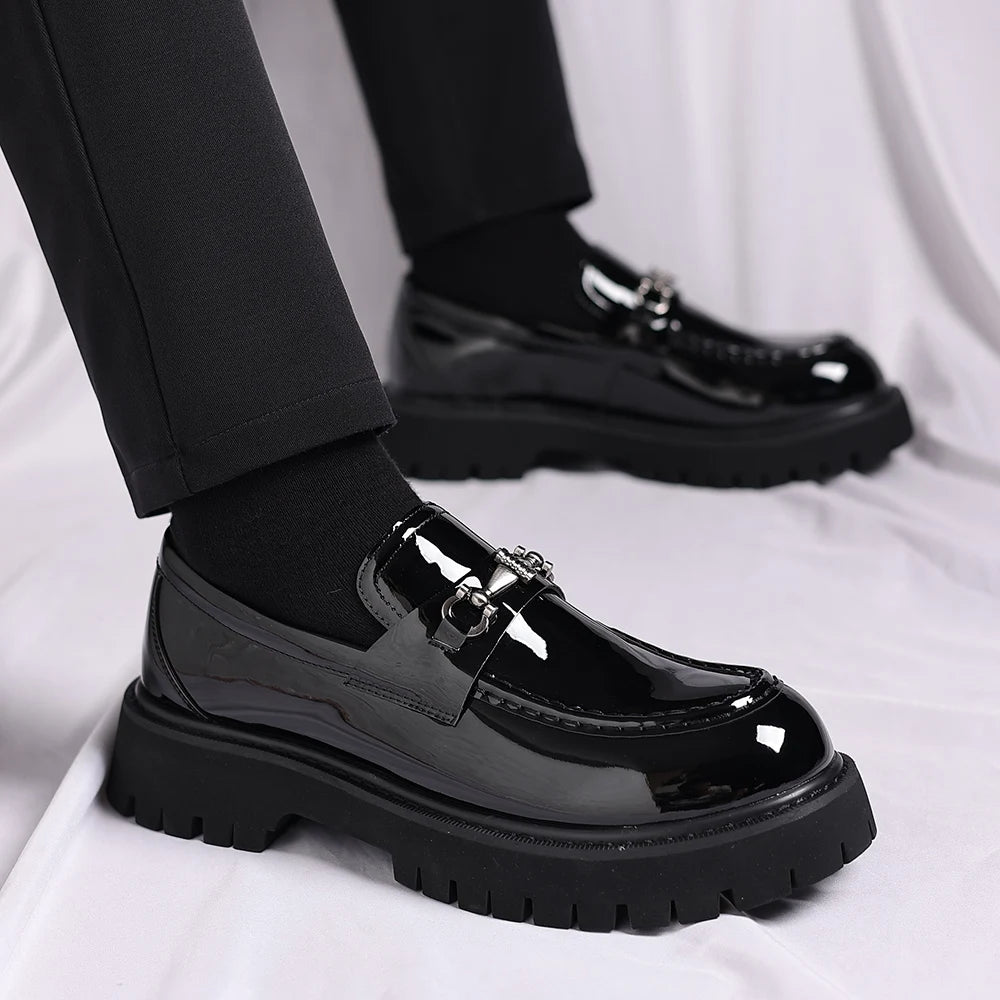 Svarta lackloafers sedda uppifrån