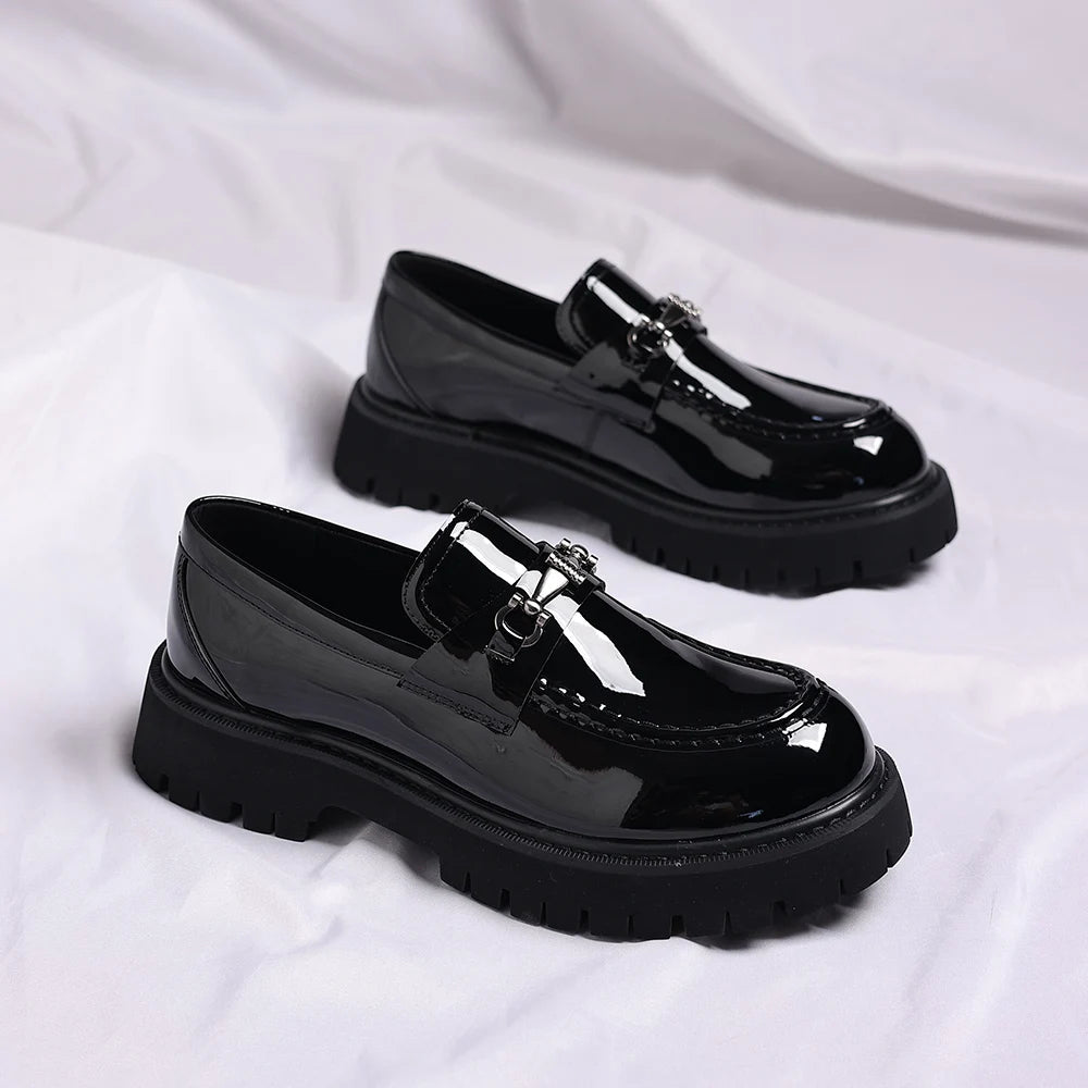 Bakifrån av de svarta lackloafersen