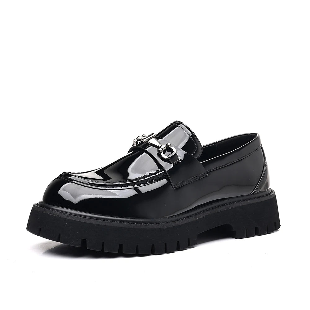Svarta lackloafers burna med jeans