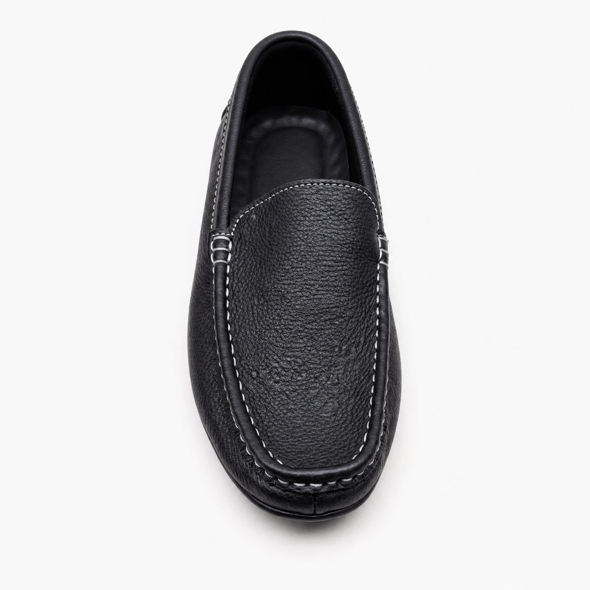 Svarta slip-on loafers för herr med vita kontrastsömmar sedda snett framifrån