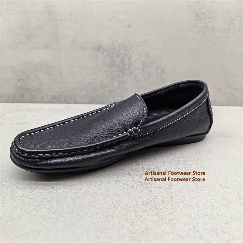 Svarta slip-on loafers för herr med vita kontrastsömmar sedda bakifrån