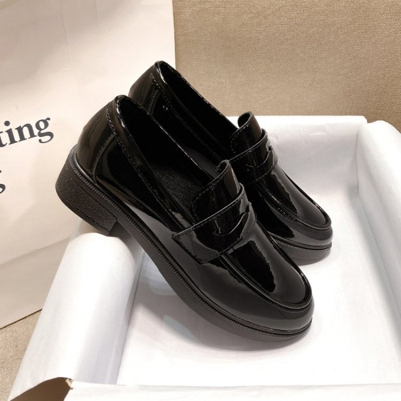 Svarta loafers i lackat läder med klack för damer, bild 2 av 4