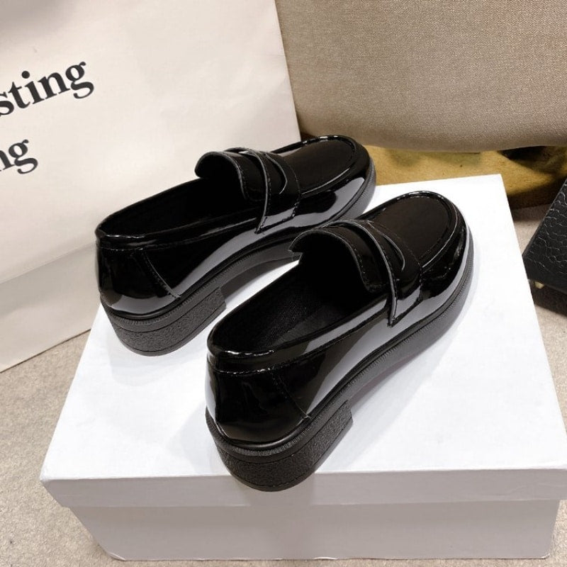 Svarta loafers i lackat läder med klack för damer, bild 4 av 4