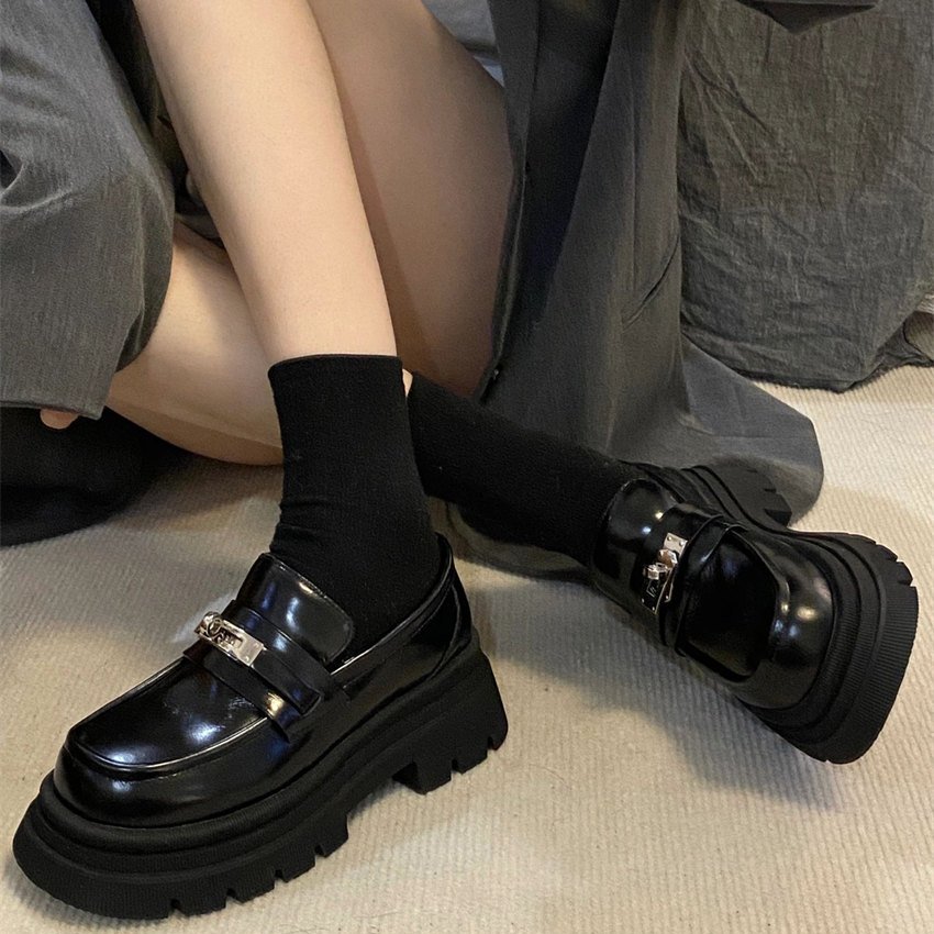Svarta loafers i läder med tjock sula och spänne, bild 3 av 6