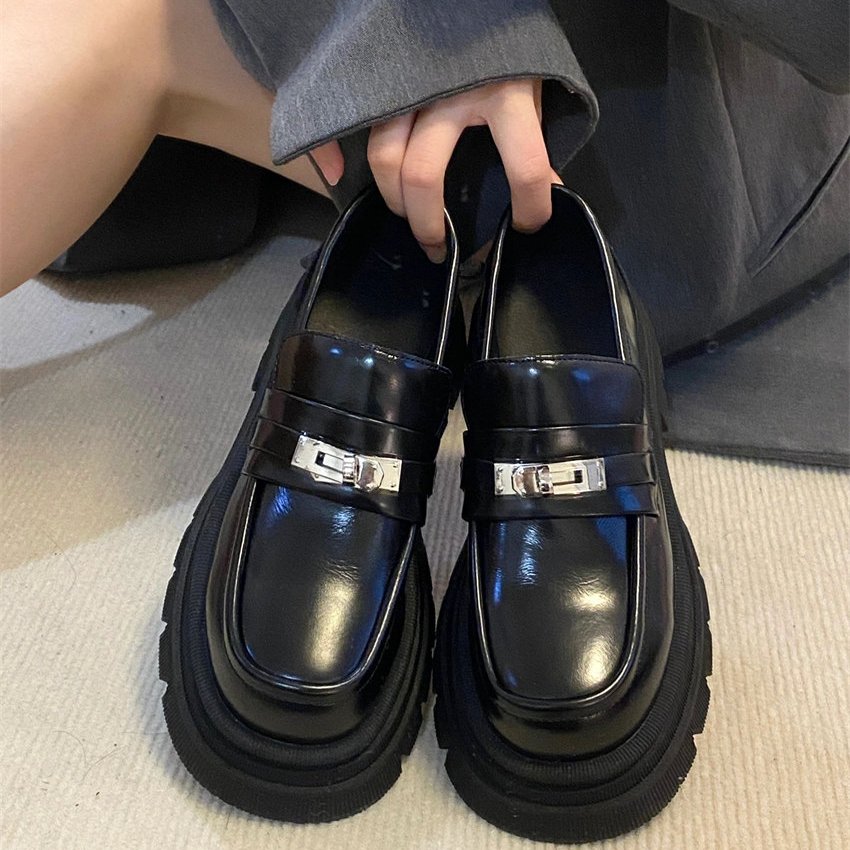 Svarta loafers i läder med tjock sula och spänne, bild 5 av 6