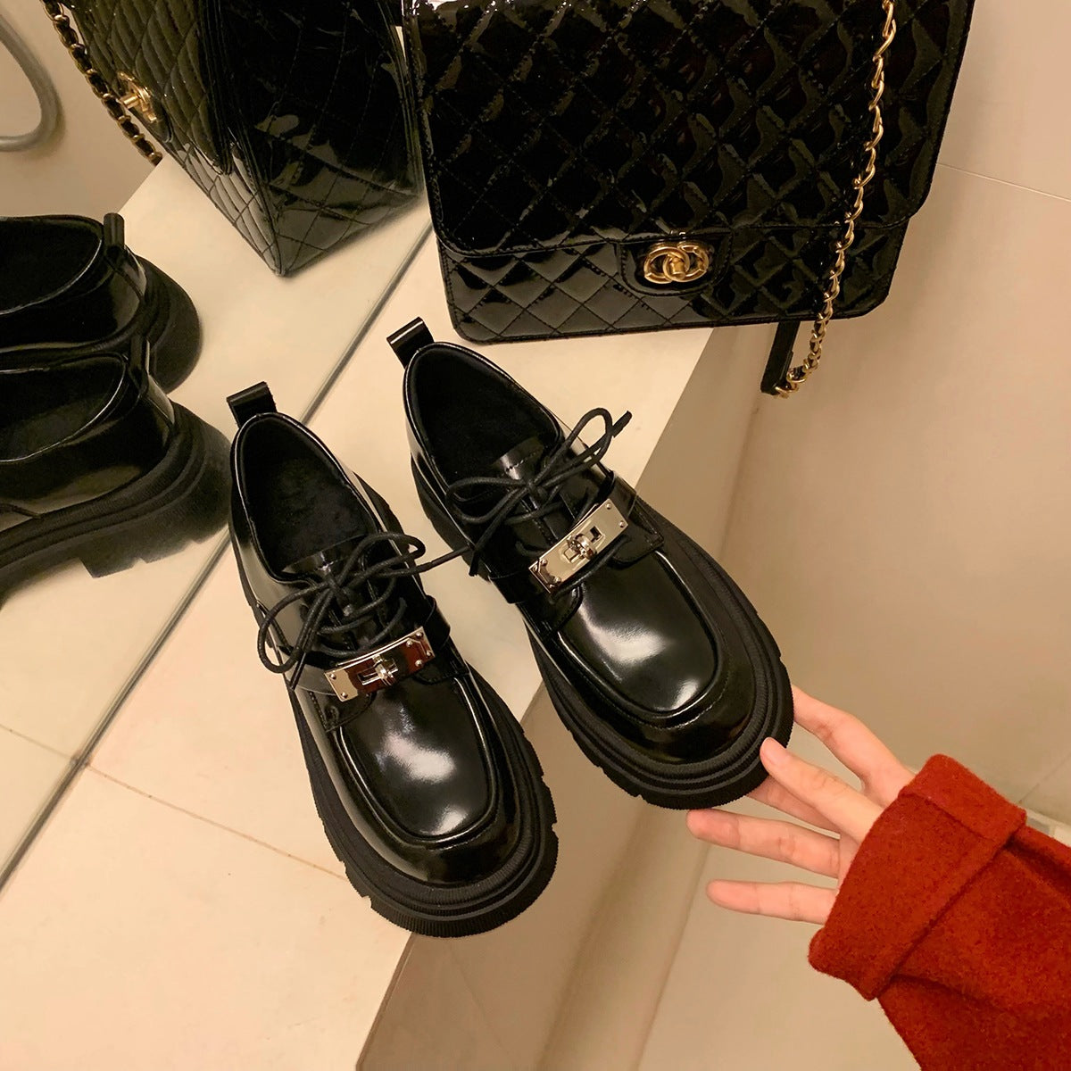 Svarta loafers med snörning i läder och tjock sula för dam, bild 2 av 3