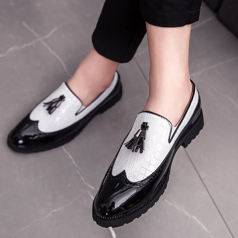Svart-vita lackade loafers med tofsar för herr, bild 2 av 5