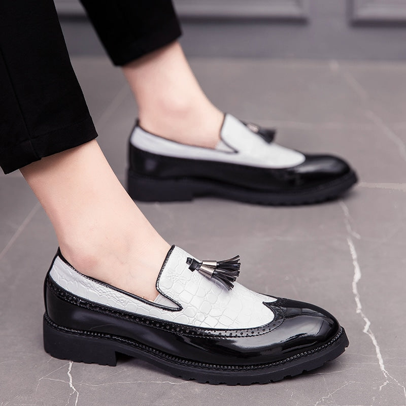 Svart-vita lackade loafers med tofsar för herr, bild 3 av 5