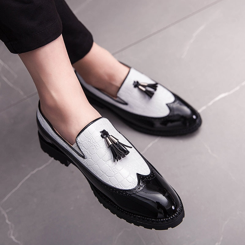 Svart-vita lackade loafers med tofsar för herr, bild 4 av 5