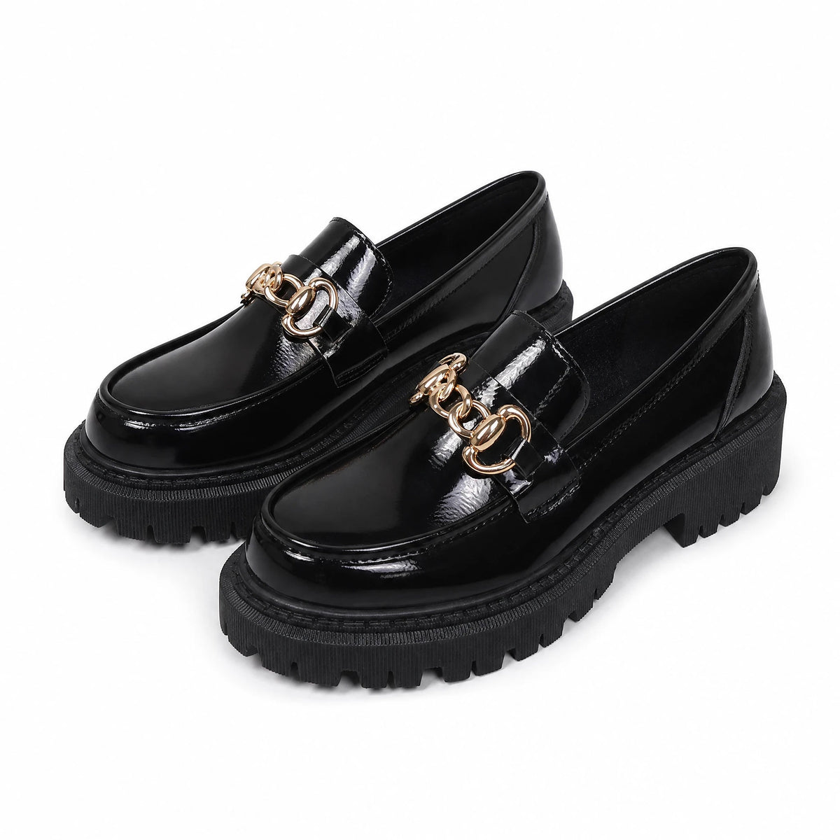 Loafers i svart lack med guldkedja