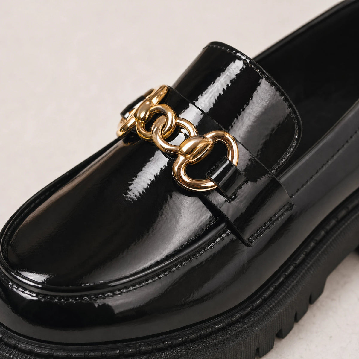 Loafers i matt svart med guldkedja Bild