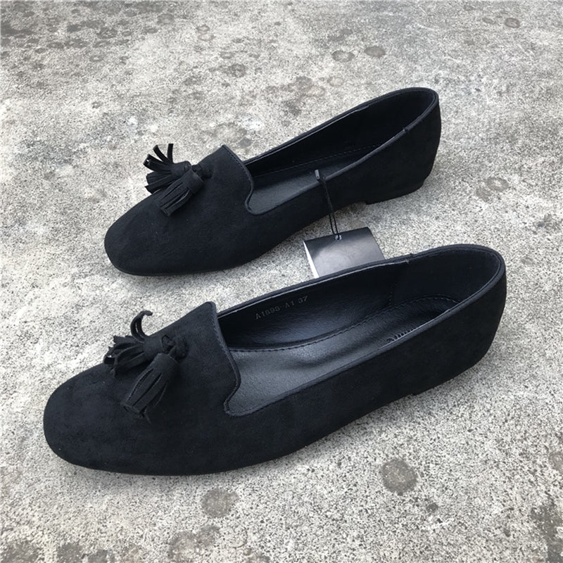 Svarta loafers med tofsar i mockaeffekt för dam, bild 2 av 4