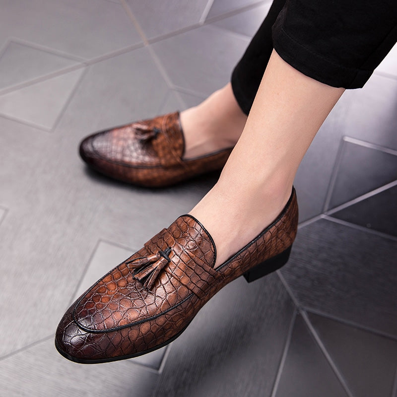 Brun loafer med tofs och krokodilskinn