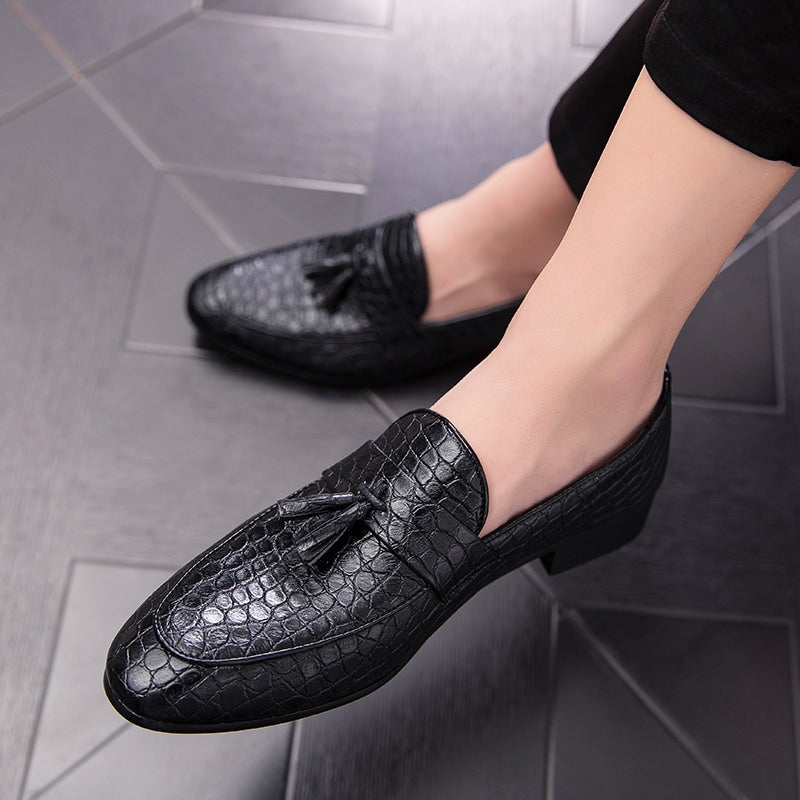Svarta loafers i äkta läder med tofsar och krokodileffekt för herrar