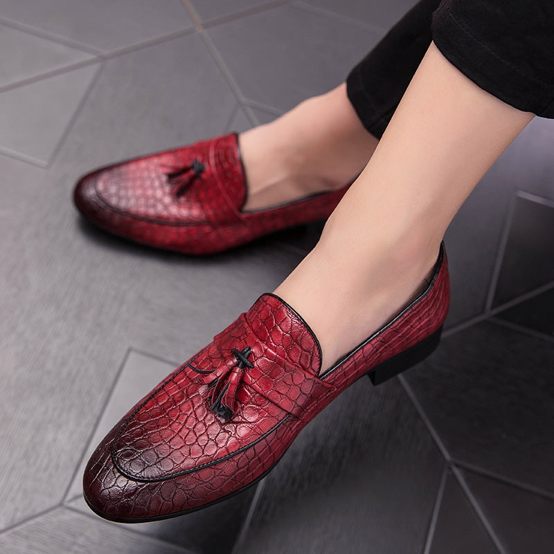 Röda loafers i äkta läder med tofsar och krokodileffekt för herrar