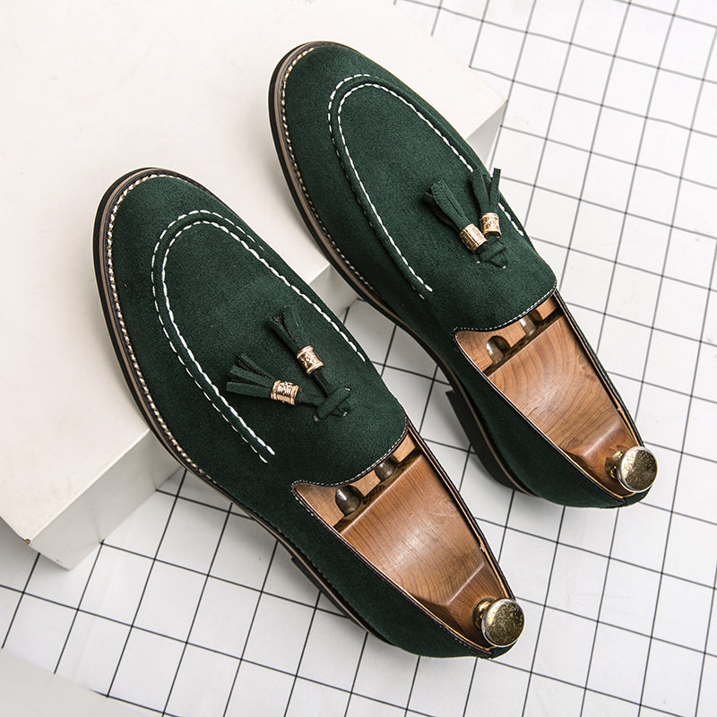 Tassel loafers i mocka i en rad olika färger för män med en svartrutig bakgrund