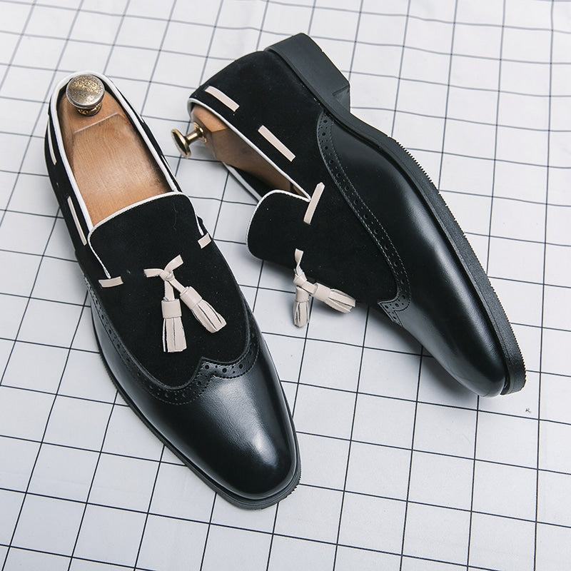 Svarta loafers med tofsar i originell design för herrar