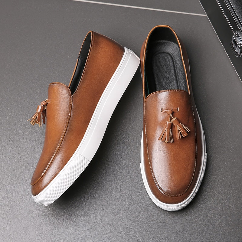Loafers med tofs i läder med vita sulor för herrar, bild 2 av 7