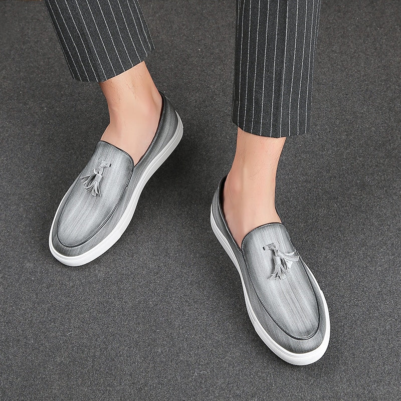 Loafers med tofs i läder med vita sulor för herrar, bild 4 av 7
