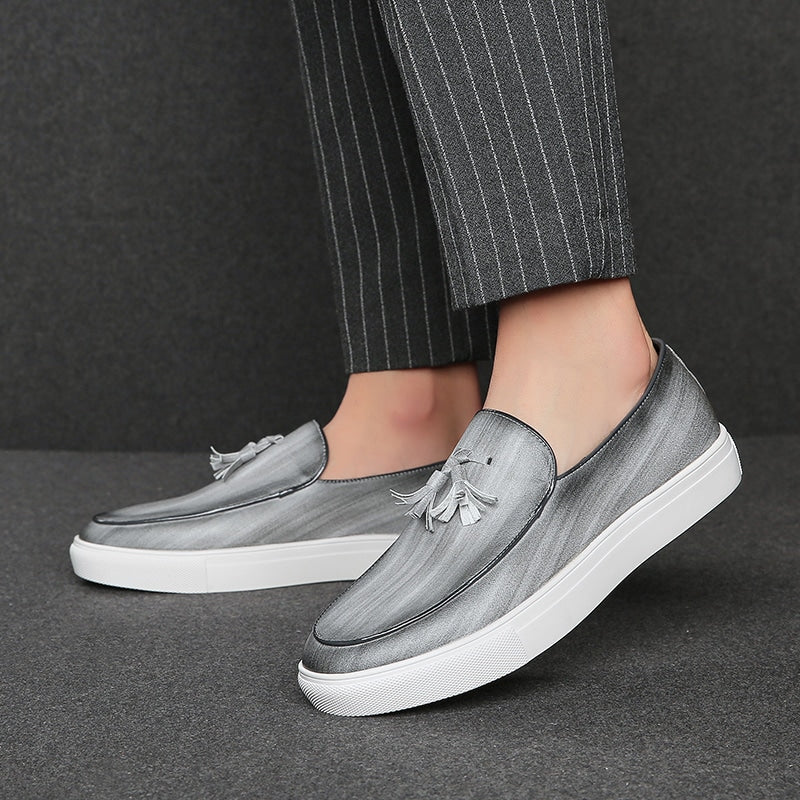 Loafers med tofs i läder med vita sulor för herrar, bild 6 av 7
