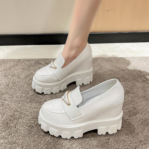 Vit kilklack loafers i glänsande läder för kvinnor