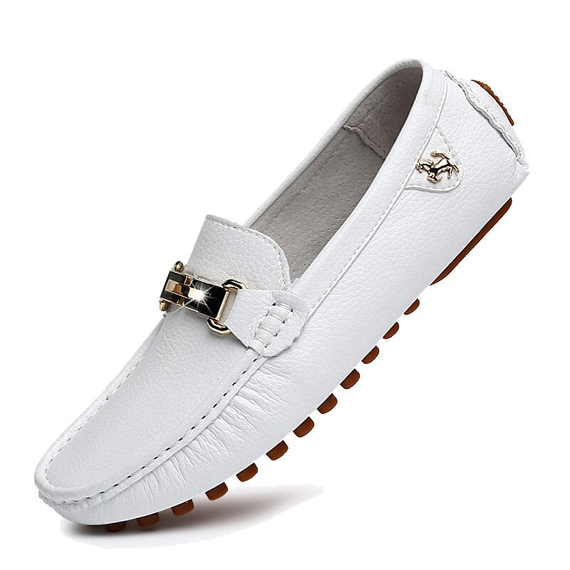 Mjuka vita loafers i läderimitation med guldspänne för herrar