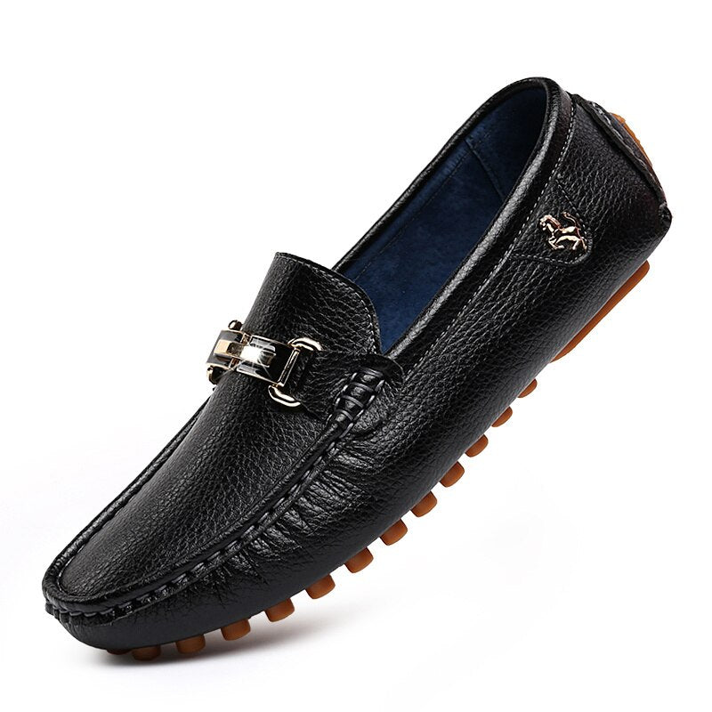 Mjuka svarta loafers i läderimitation med guldspänne för herrar