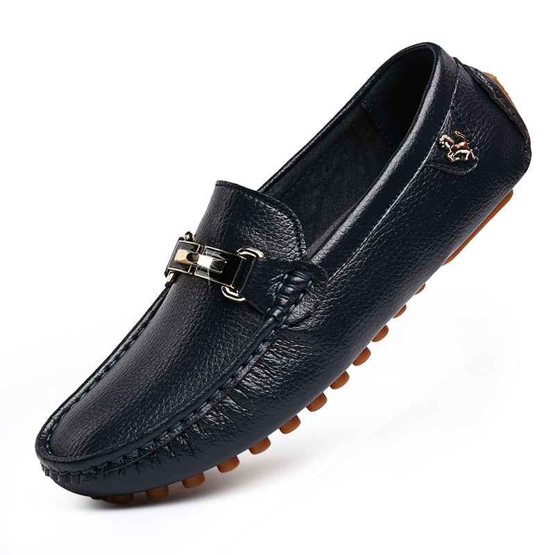 Mjuka marinblå loafers i läderimitation med guldspänne för herrar