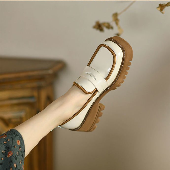 Lackerade tvåfärgade loafers med tjock flexibel sula, bild 11 av 17
