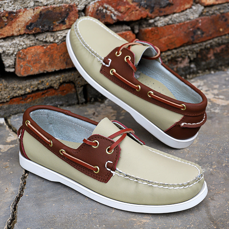 Beige loafers på golvet mot en tegelvägg