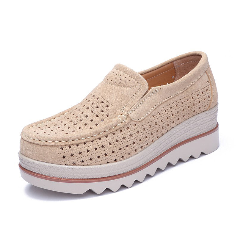 Beige wedge-loafers för kvinnor med genombrutet stjärnmönster