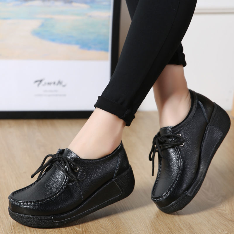 Svarta loafers med kilklack och snörning i båtskosstil för dam