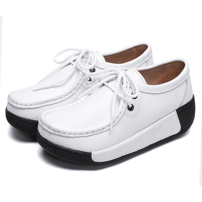 Vita loafers med kilklack och snörning i båtskosstil för dam