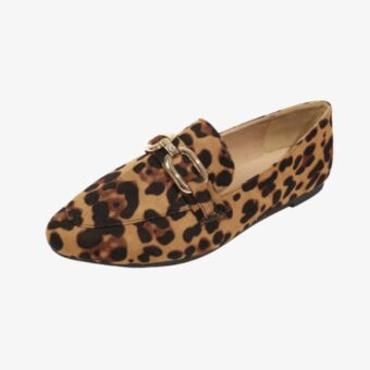 Mot en ljus bakgrund, en loafer i profil med rundad fyrkantig tå i leopardmönstrad fusk sammet och metalliska guldspännen på ovandelen. Yttersulan är platt och svart.