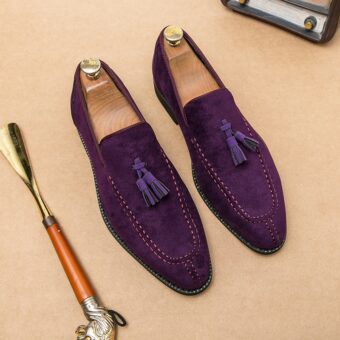 Ett par lila mockasiner med tofsar och en sko på sidan.