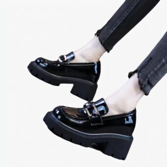 Lackade loafers med klack och tjock sula