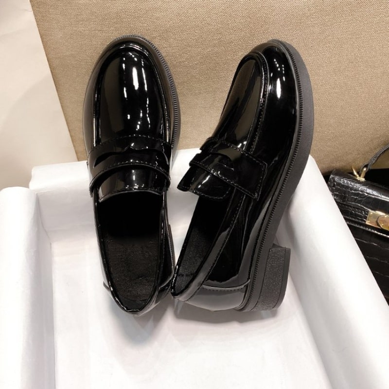 Svarta loafers i lackskinn med klack