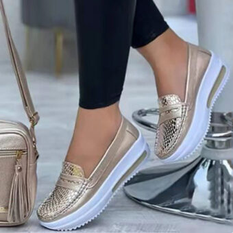 Foto av blanka guldkilade loafer-skor