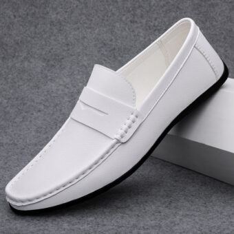 Casual loafers för män i vitt läder med grå bakgrund