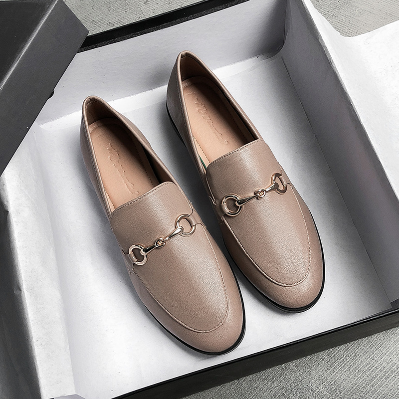 Slip-on-loafers i läder med gulddetaljer för kvinnor med skokartong