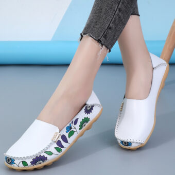 Slip-on-loafers i läder med blommönster för damer med grå och blå bakgrund