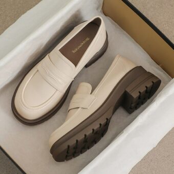 Damloafers med plattform i beige läder och botten i skokartong