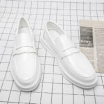 Formella loafers i syntetläder för män i vitt med rutig bakgrund