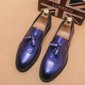Lila metallfärgade loafers med tofs för män med brun bakgrund och Londons flagga