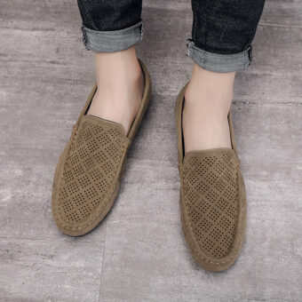 Loafers i syntetisk mocka i originell design för män med träbotten