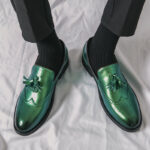 Metallicgröna loafers med tofs och vit bakgrund för män