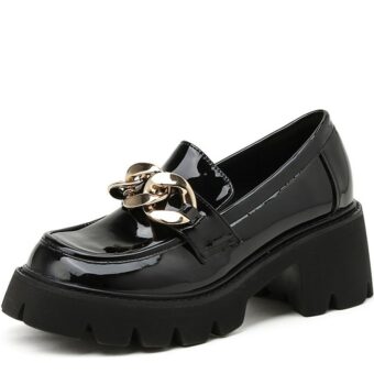 Platform loafers i patentläder med guldkedjedetaljer för damer i svart med vit bakgrund