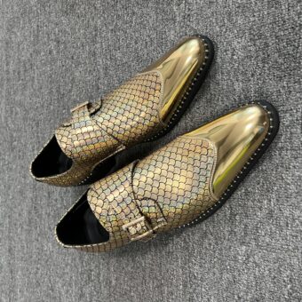 Spetsiga guldfärgade loafers för män med grå bakgrund