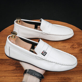 Casual slip-on-loafers för män i vitt läder med träbotten